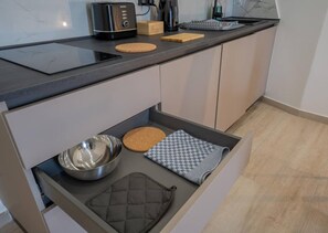 Una cocina moderna con estufa integrada, cafetera y tostadora.