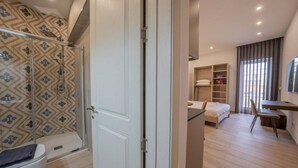 Ein modernes Badezimmer mit Dusche, Toilette und Fliesen mit Muster.