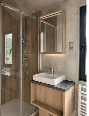 Bathroom - The Stray Cat | Loch Duich Lodge Near Skye & Eilean Donan (Glenshiel, Invershiel)