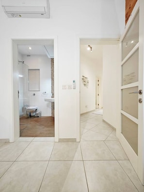 Ein modernes Badezimmer mit Dusche, Toilette und Waschbecken.