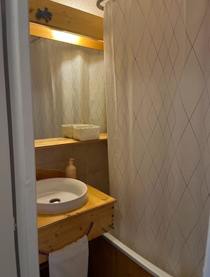 Bathroom - Vrbo Property (Chamrousse)