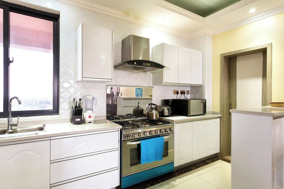 Coffee/tea maker, fridge, microwave, oven
