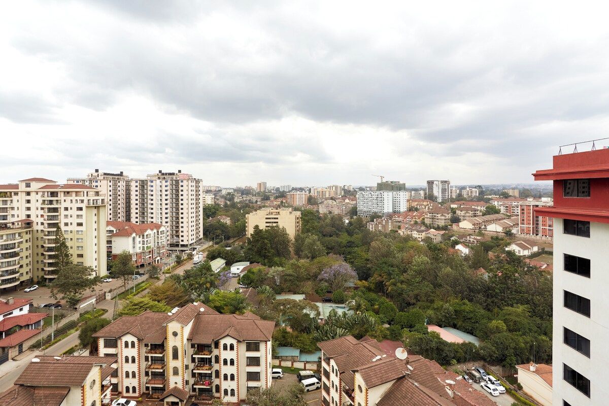 Zona residencial con varios edificios de apartamentos, algunos con balcones, y una combinación de áreas verdes y pavimentadas.