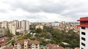 Zona residencial con varios edificios de apartamentos, algunos con balcones, y una combinación de áreas verdes y pavimentadas.