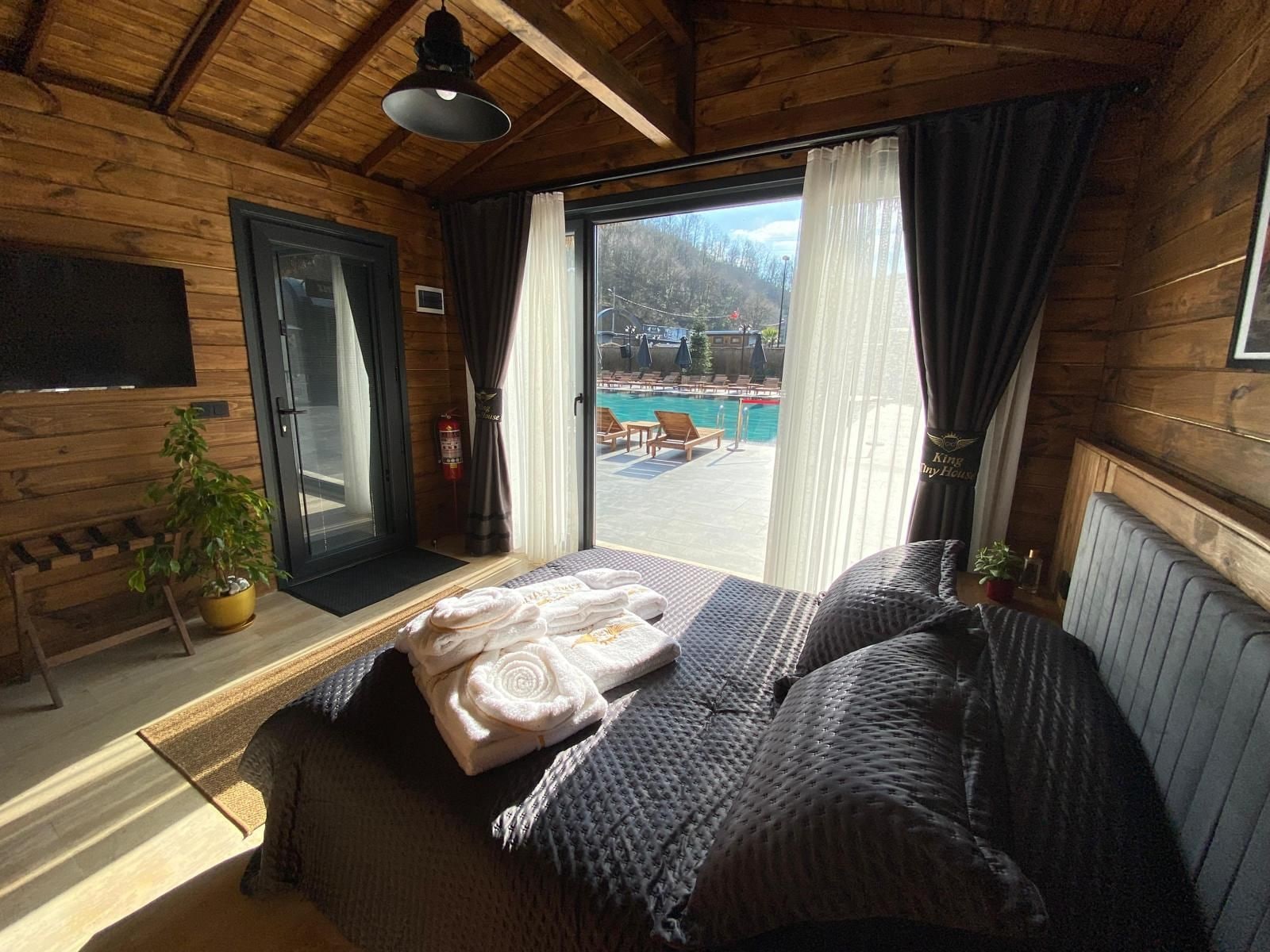 Superior Bungalow, Patio, Pool View | Soundproofing, iron/ironing board, WiFi (free)