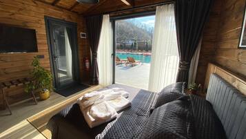 Superior Bungalow, Patio, Pool View | Soundproofing, iron/ironing board, WiFi (free)