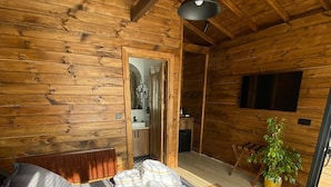Bungalow Superior, sân hiên, quang cảnh hồ bơi | Phòng cách âm, bàn ủi/dụng cụ ủi quần áo 