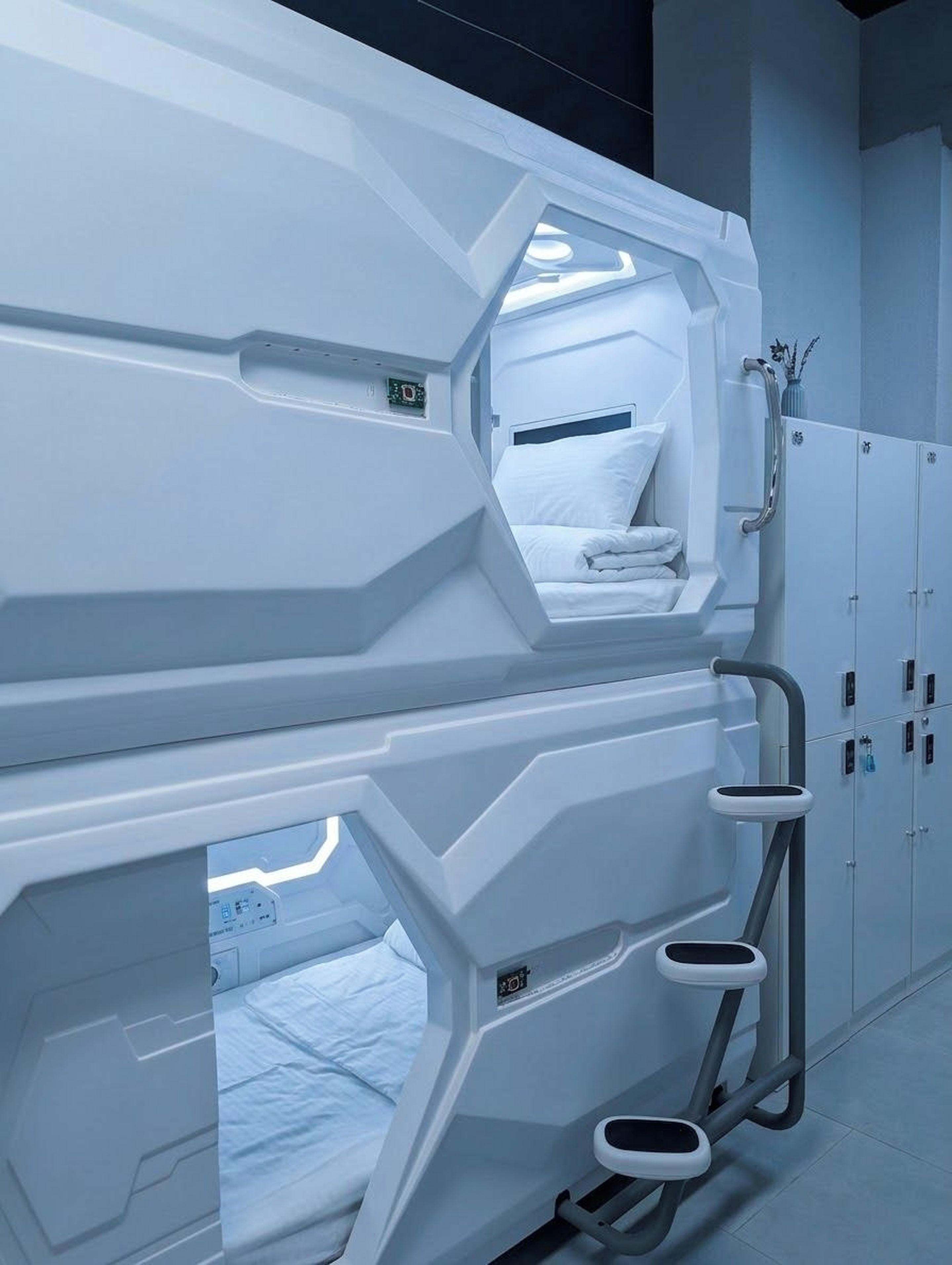 Een stapelbed met een uitschuifbaar bureau en opbergkasten.
