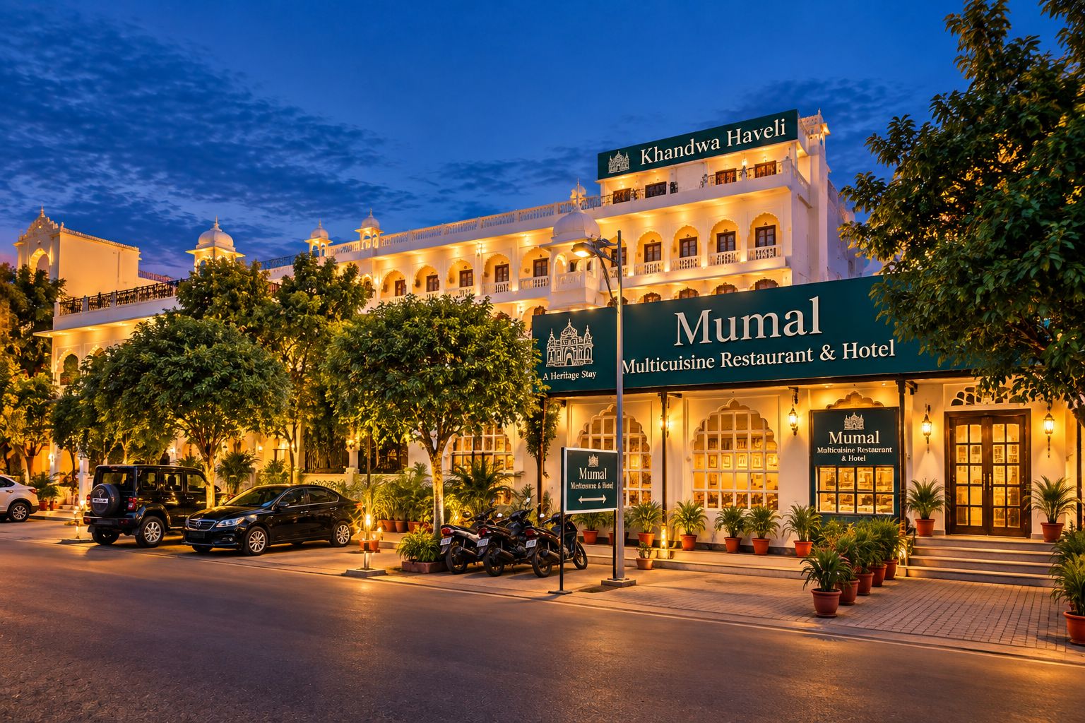 Hotellissa on kyltti, jossa lukee: »Khandwa Haveli» ja »Mumal Multicuisine Restaurant & Hotel».