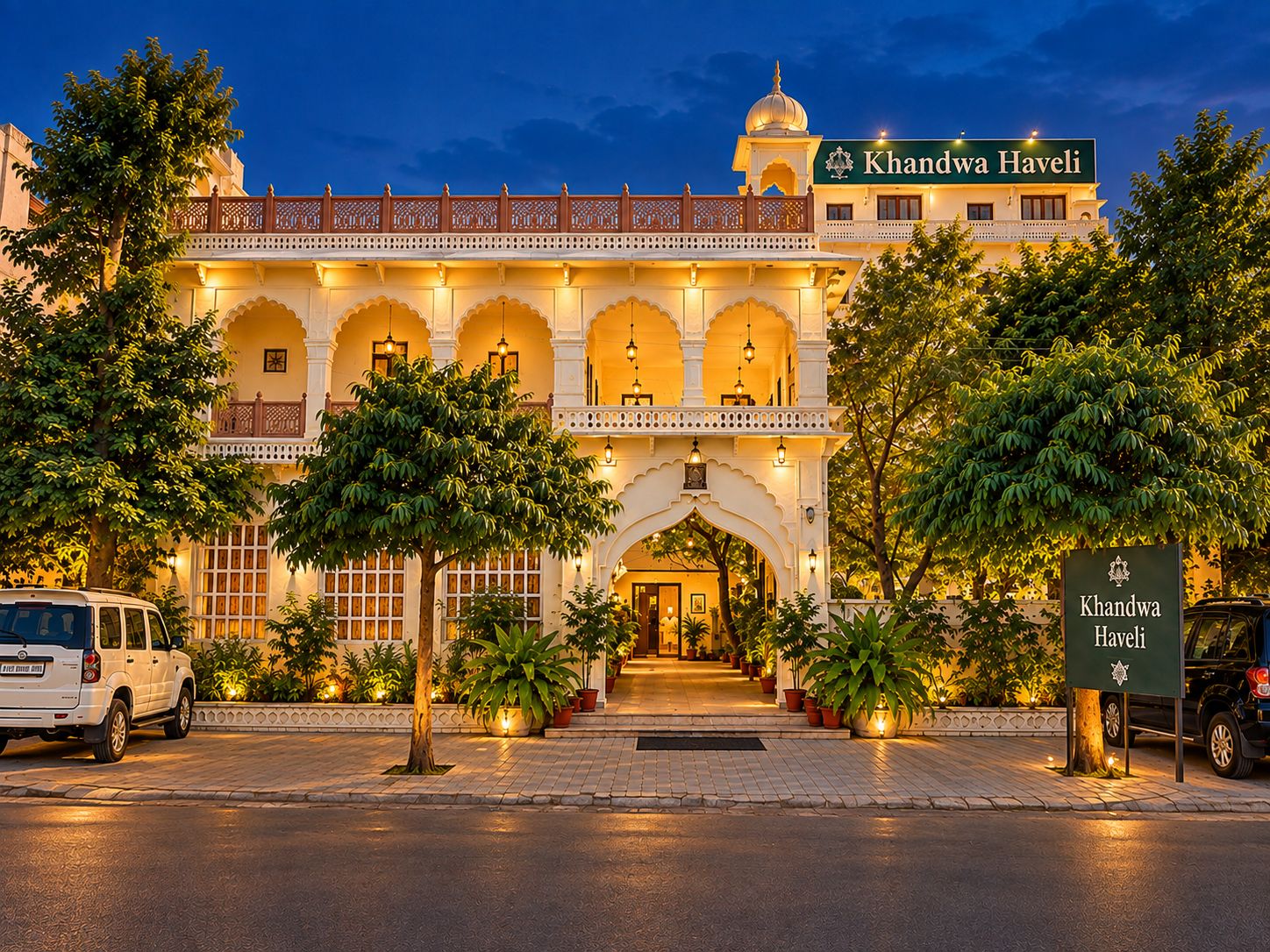 Un edificio tradicional con un letrero que dice 'Khandwa Haveli'.