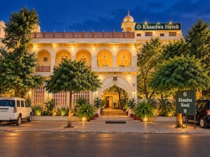 Un edificio tradicional con un letrero que dice 'Khandwa Haveli'.