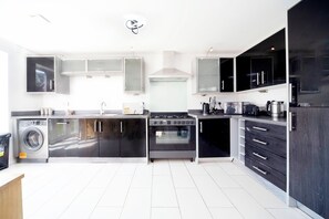 Private kitchen - 6 Bed Hse Perfect for Contractors & Large Groups (Oakridge Park)