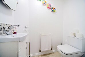 Bathroom - 6 Bed Hse Perfect for Contractors & Large Groups (Oakridge Park)