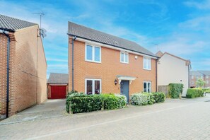 Exterior - 6 Bed Hse Perfect for Contractors & Large Groups (Oakridge Park)