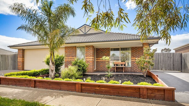 Terrace/patio - 4 Bedroom Family Home in Pakenham
Close to Train Station, M1 and all amenities. (Pakenham)