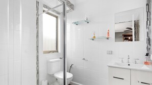 Bathroom - 4 Bedroom Family Home in Pakenham
Close to Train Station, M1 and all amenities. (Pakenham)