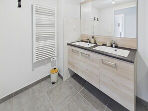 A modern bathroom with two sinks, a mirror, and a toilet. - Fouesnant, accessible apt near beach & parking (Fouesnant)