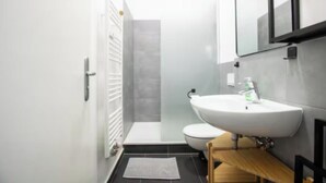 Bathroom - Modern 3-Bedroom Berlin Apartment with Balcony, Elevator & Wi-Fi (Berlin)