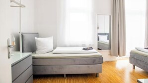 Room - Modern 3-Bedroom Berlin Apartment with Balcony, Elevator & Wi-Fi (Berlin)