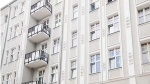 Exterior - Modern 3-Bedroom Berlin Apartment with Balcony, Elevator & Wi-Fi (Berlin)