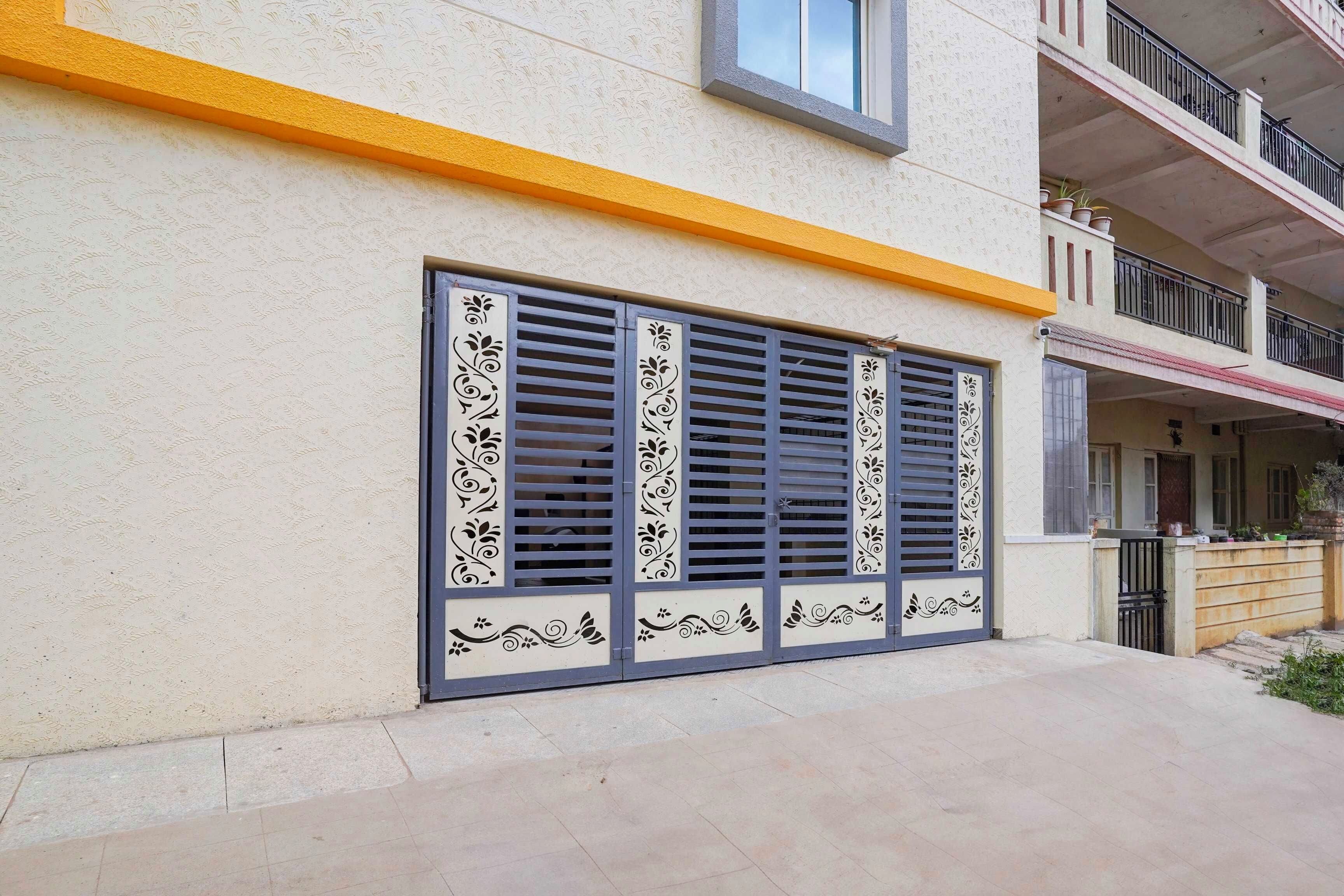 Un edificio con balcón y contraventanas decorativas.