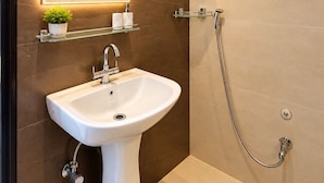 Deluxe Room | Bathroom | Towels, soap, shampoo, toilet paper - The Rama Inn (Faizabad)