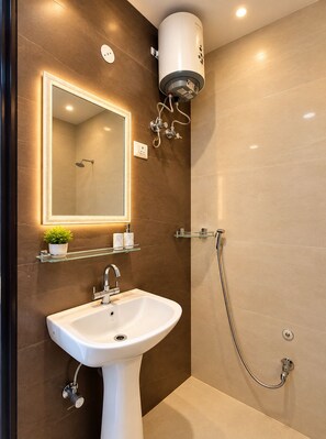 Deluxe Room | Bathroom | Towels, soap, shampoo, toilet paper - The Rama Inn (Faizabad)