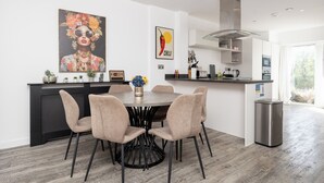 Dining - Guest Favourite Large 4 Bed Home in Prime Location (Milton Keynes)