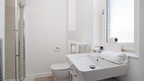 Bathroom - Guest Favourite Large 4 Bed Home in Prime Location (Milton Keynes)