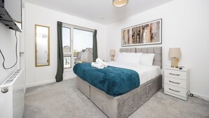Room - Guest Favourite Large 4 Bed Home in Prime Location (Milton Keynes)