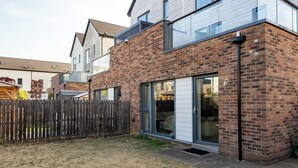 Exterior - Guest Favourite Large 4 Bed Home in Prime Location (Milton Keynes)