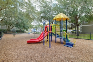 Ein Spielplatz mit Rutsche und Klettergerüsten.