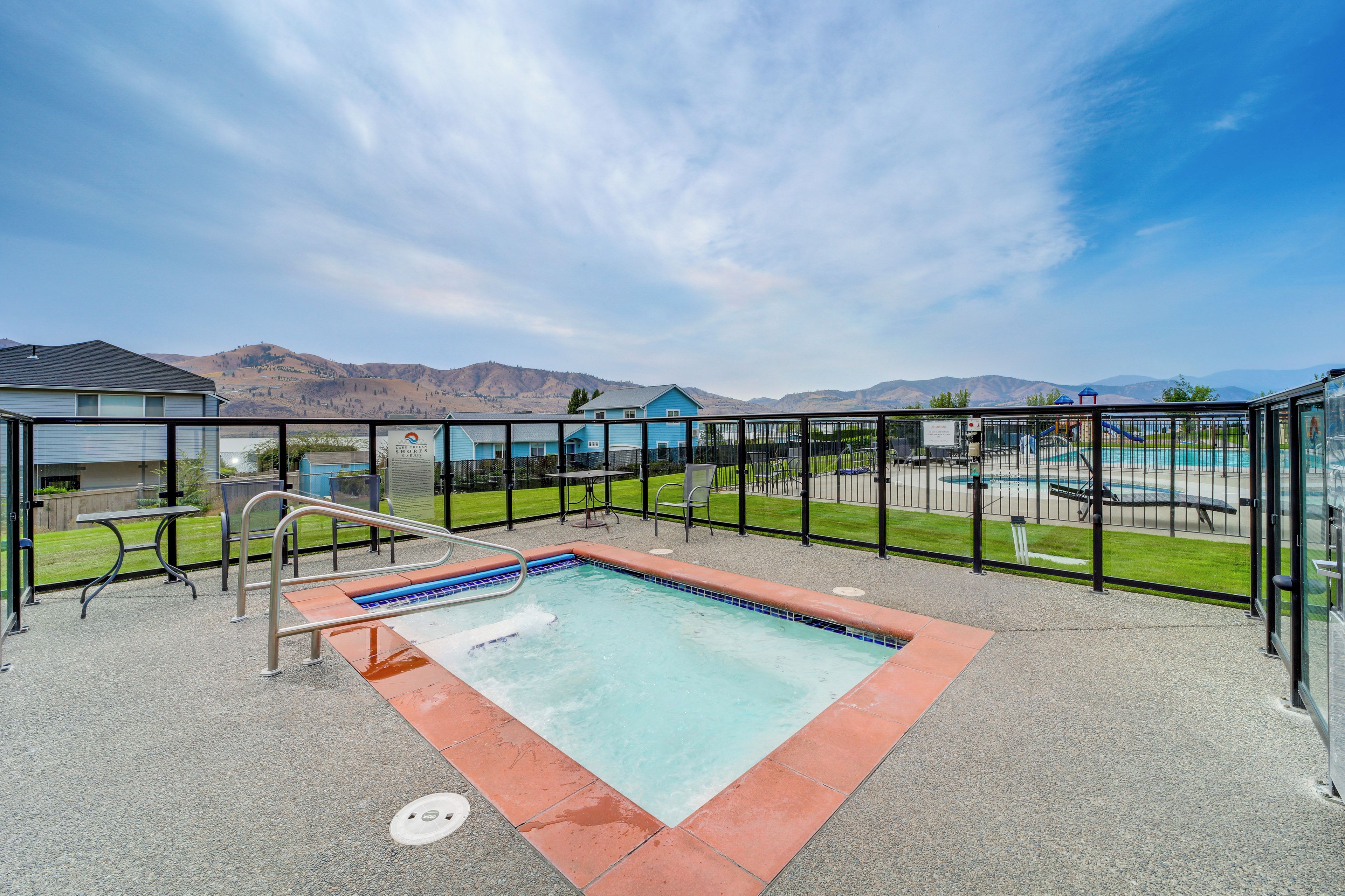 Piscina com vista para montanhas ao fundo.