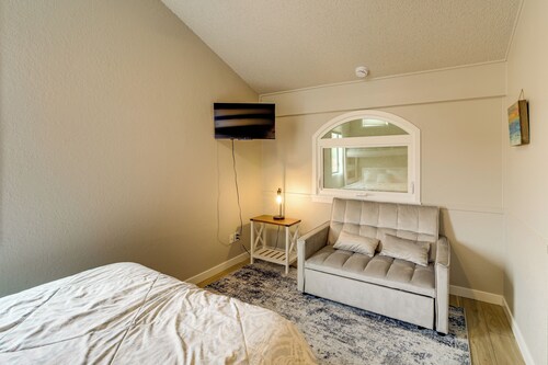 Waterfront Resort Condo w/ Scenic Views in Chelan!