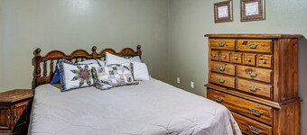9 Mi to Clear Lake! Cozy Apartment