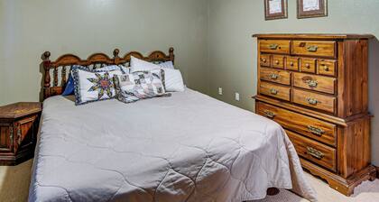 9 Mi to Clear Lake! Cozy Apartment