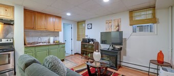 Dtwn Troy Unit w/ Workspace & Full Kitchen