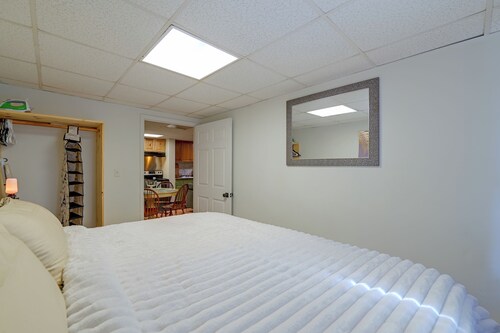 Dtwn Troy Unit w/ Workspace & Full Kitchen