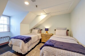 A bedroom with two beds, a nightstand, a lamp, and a window with blinds. - Walk to Waterfront! Old Town Alexandria Escape (Alexandria)