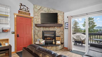 TV, fireplace