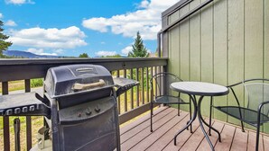 Outdoor dining - Meadow Ridge Court 20 Unit 14 Beautiful 2 bedroom, mt views, clubhouse amenities (Fraser)