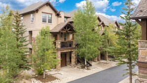 Een woonwijk met meerdere huizen, een oprit en bomen.