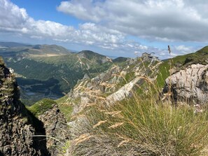 Eine gebirgige Landschaft mit felsigem Gelände und spärlicher Vegetation.