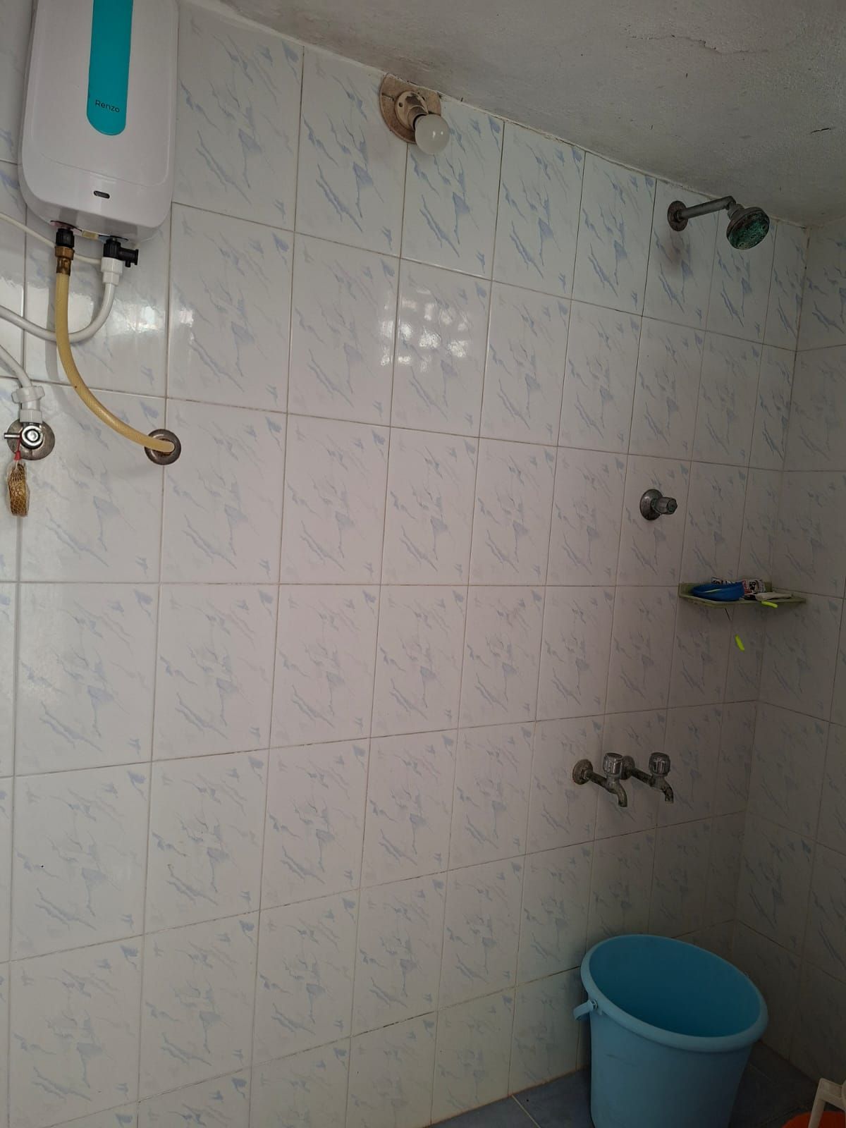 Villa Supérieure | Salle de bain | Douche, serviettes fournies, savon, shampoing