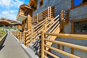 A wooden staircase leading to a building with multiple balconies. - Echo 8 - Sleeps 7 - Magnificent Luxury Penthouse (Haute-Nendaz)