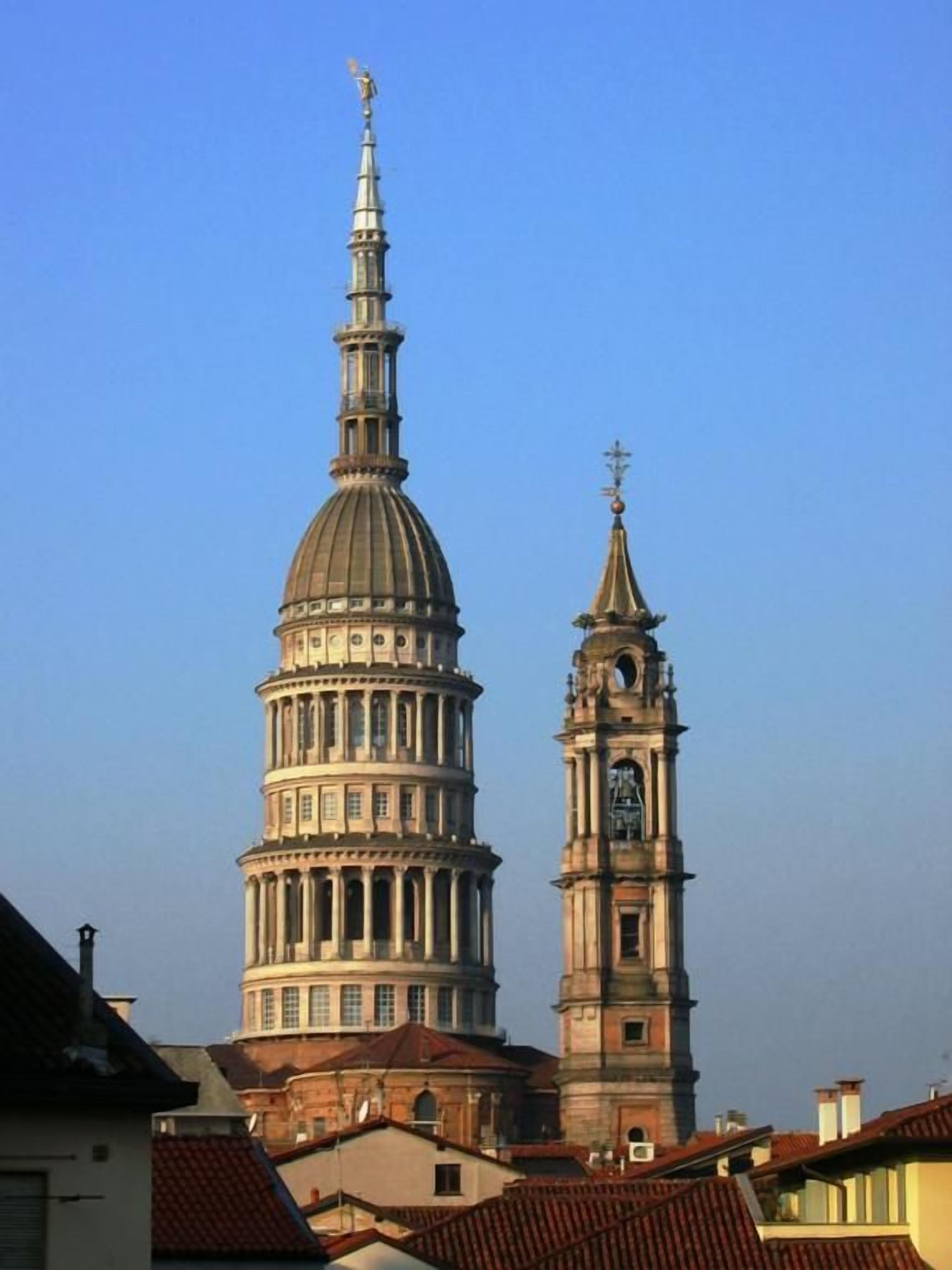 Un edificio histórico con una cúpula destacada y un campanario.