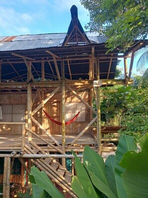 A bamboo structure with a roof, surrounded by greenery. - Jui Chi MaMa Ecolodge & Birding (PALOMINO)