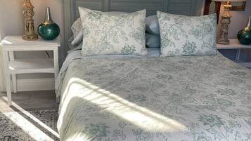 WiFi (free), bed sheets