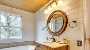 Bathroom - The charming cabin (Bowdon)