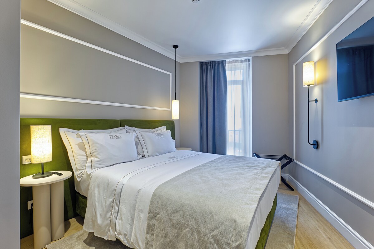 Căn hộ, 1 giường cỡ queen | Két bảo mật tại phòng, bàn, bàn ủi/dụng cụ ủi quần áo 